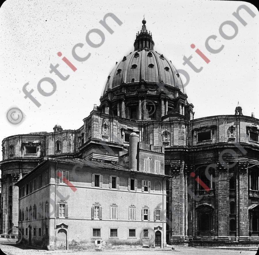 St. Peterskriche , Rückseite |  Back of St. Peter's Church (foticon-simon-025-037-sw.jpg)
